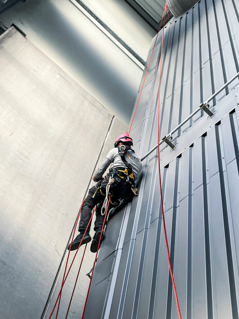 Acrobat Travaux intervient pour la mise en place de système de sécurité, ligne de vie sur les bâtiments industriels de manière ponctuelle ou en maintenance régulière sur Toulouse, Blagnac, Labège et Midi-Pyrénées