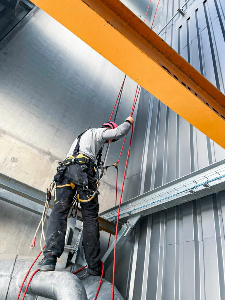 Acrobat Travaux intervient pour la mise en place de système de sécurité, ligne de vie sur les bâtiments industriels de manière ponctuelle ou en maintenance régulière sur Toulouse, Blagnac, Labège et Midi-Pyrénées