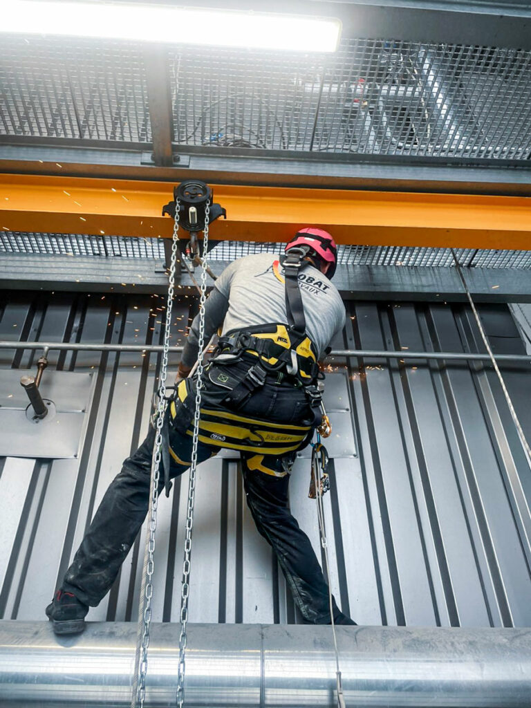 Acrobat Travaux intervient pour la mise en place de système de sécurité, ligne de vie sur les bâtiments industriels de manière ponctuelle ou en maintenance régulière sur Toulouse, Blagnac, Labège et Midi-Pyrénées