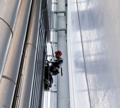 Acrobat Travaux intervient pour la mise en place de système de sécurité, ligne de vie sur les bâtiments industriels de manière ponctuelle ou en maintenance régulière sur Toulouse, Blagnac, Labège et Midi-Pyrénées