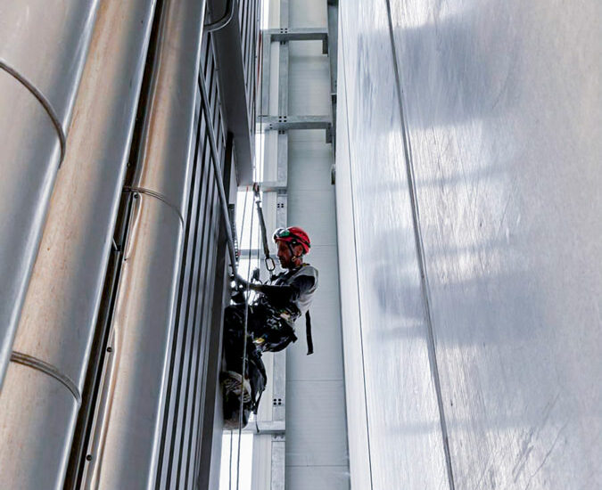 Acrobat Travaux intervient pour la mise en place de système de sécurité, ligne de vie sur les bâtiments industriels de manière ponctuelle ou en maintenance régulière sur Toulouse, Blagnac, Labège et Midi-Pyrénées